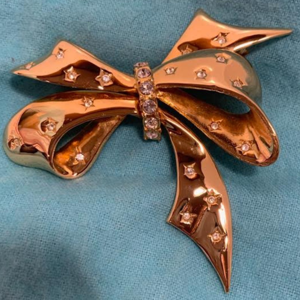 Vintage, Joan Rivers Gold tone Holiday Bow Brooch. EUC